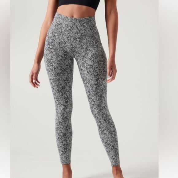 Athleta Pants - Athleta Salutation Stash Pocket II 7/8 Tight Leggings Women's Size Small